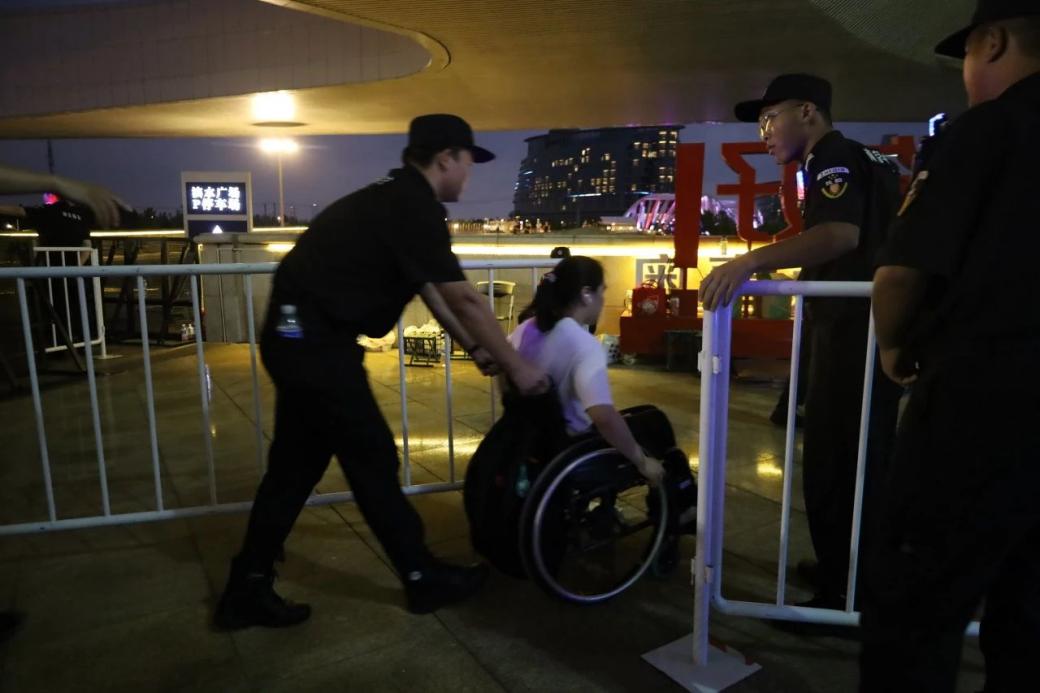 C:/Users/Administrator/Desktop/臺(tái)風(fēng)“貝碧嘉”來襲，南京保安積極應(yīng)對(duì)，“守”護(hù)萬家團(tuán)圓！/13.jpg13