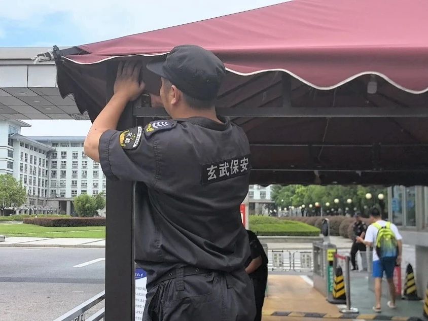 C:/Users/Administrator/Desktop/臺(tái)風(fēng)“貝碧嘉”來襲，南京保安積極應(yīng)對(duì)，“守”護(hù)萬家團(tuán)圓！/6.jpg6