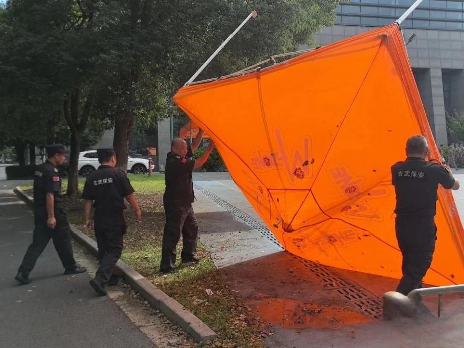 C:/Users/Administrator/Desktop/臺(tái)風(fēng)“貝碧嘉”來襲，南京保安積極應(yīng)對(duì)，“守”護(hù)萬家團(tuán)圓！/3.jpg3