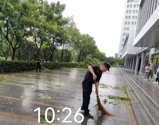 C:/Users/BA/Desktop/風雨過后南京保安迅速行動，恢復安“寧”面貌/5.jpg5