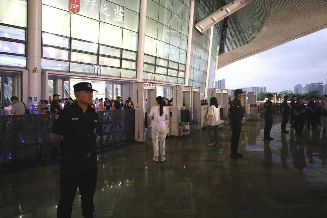 C:/Users/Administrator/Desktop/“安保鐵軍、硬核保障”2024系列報(bào)道四十二——南京市保安服務(wù)有限公司成功護(hù)航張碧晨「今兒個(gè)開(kāi)心」十周年巡回演唱會(huì)南京站安保任務(wù)/3.jpg3