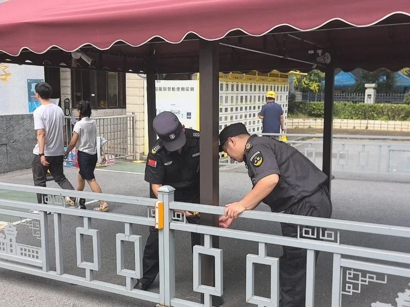 C:/Users/Administrator/Desktop/臺(tái)風(fēng)“貝碧嘉”來襲，南京保安積極應(yīng)對(duì)，“守”護(hù)萬家團(tuán)圓！/4.jpg4