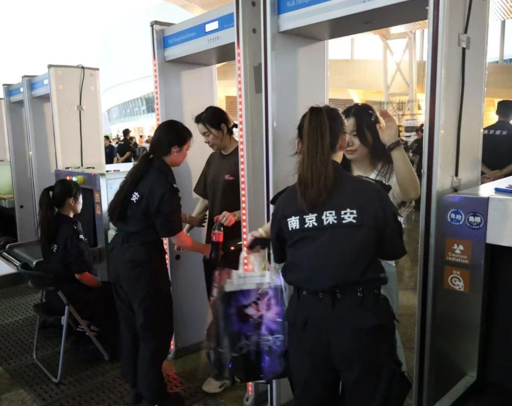 C:/Users/Administrator/Desktop/“安保鐵軍、硬核保障”2024系列報(bào)道四十二——南京市保安服務(wù)有限公司成功護(hù)航張碧晨「今兒個(gè)開(kāi)心」十周年巡回演唱會(huì)南京站安保任務(wù)/2.jpg2