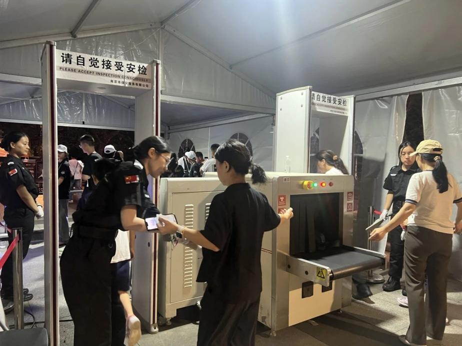 C:/Users/Administrator/Desktop/臺(tái)風(fēng)“貝碧嘉”來襲，南京保安積極應(yīng)對(duì)，“守”護(hù)萬家團(tuán)圓！/9.jpg9