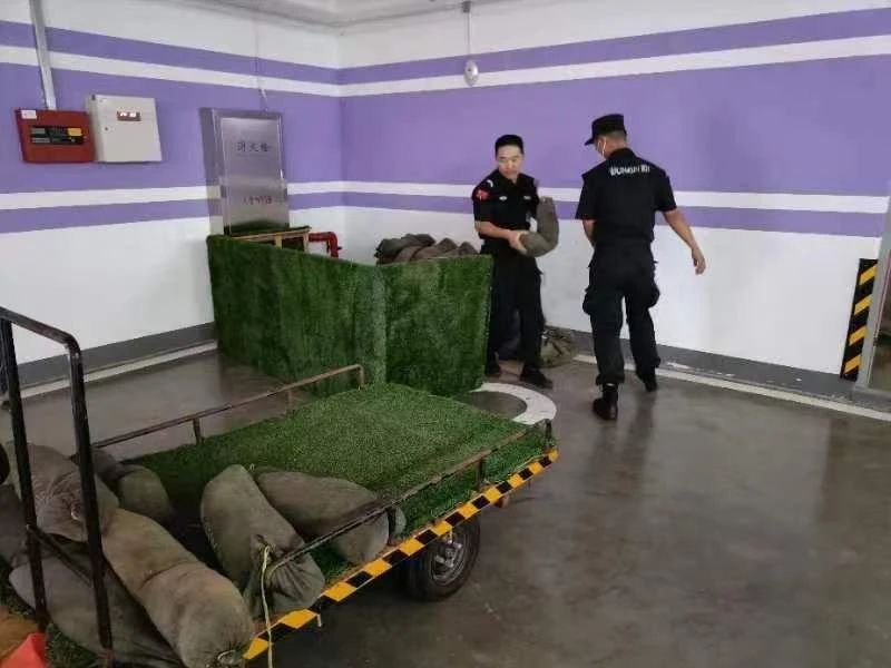 C:/Users/Administrator/Desktop/臺(tái)風(fēng)“貝碧嘉”來襲，南京保安積極應(yīng)對(duì)，“守”護(hù)萬家團(tuán)圓！/5.jpg5